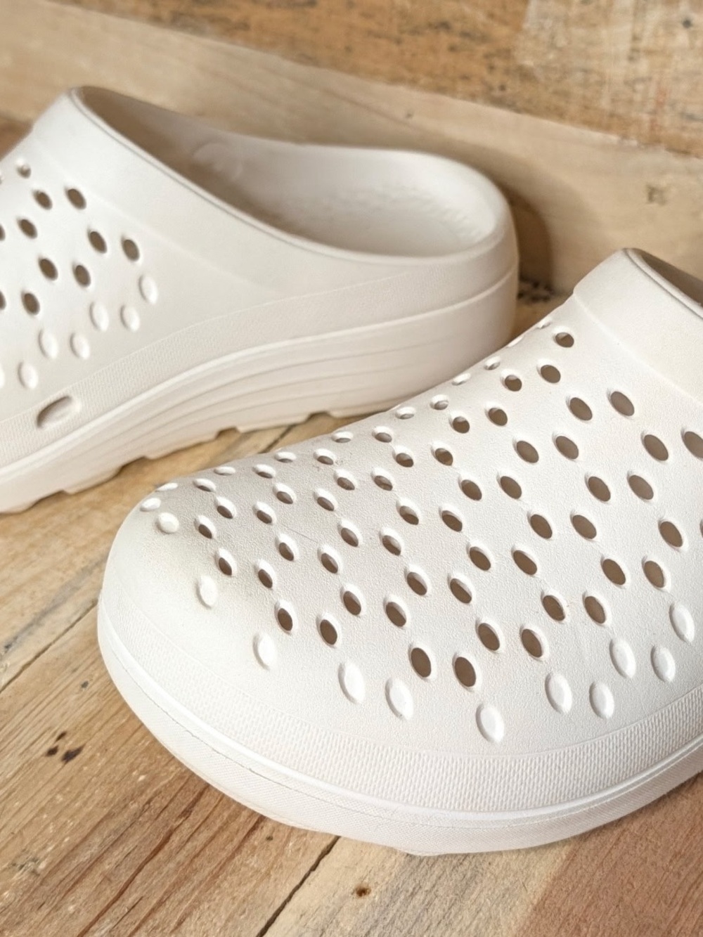 Revitalign Fusion Vitality Clog in warm white.